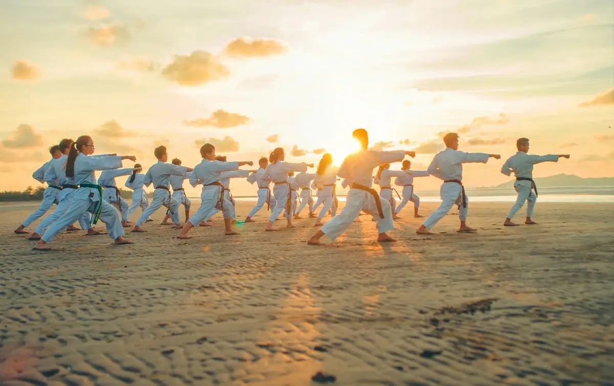Groep traint samen op het strand