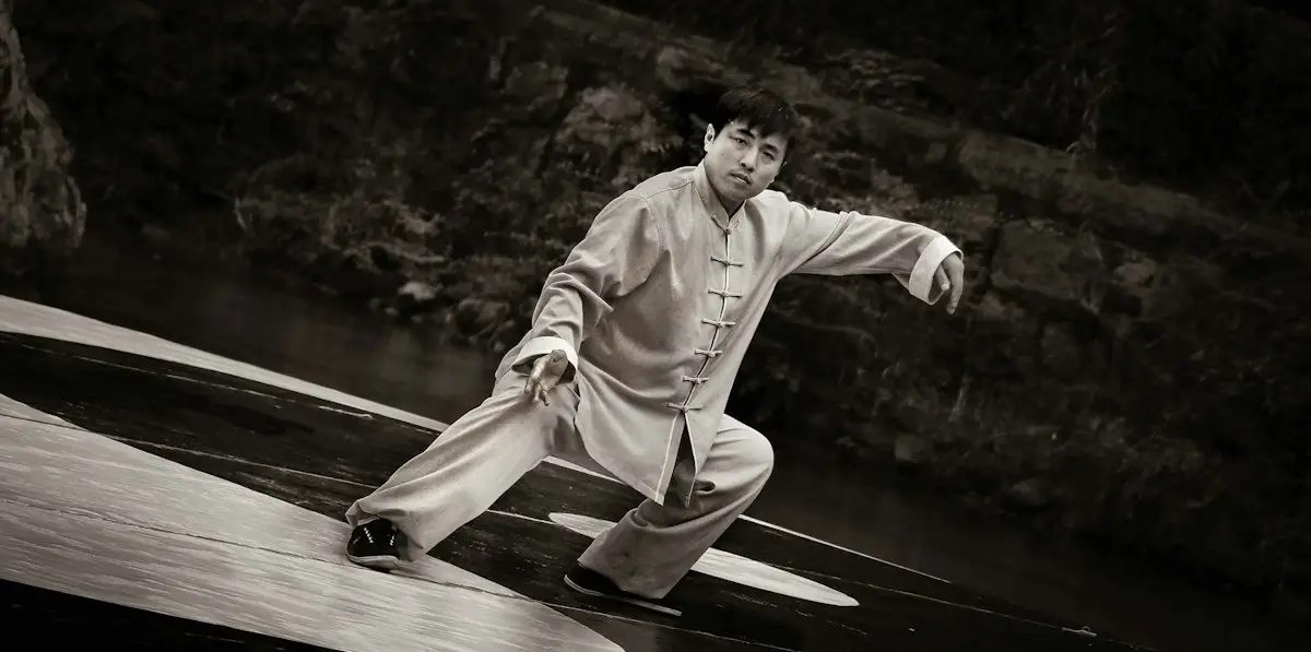 Kung Fu-beoefenaar in een lage stand
